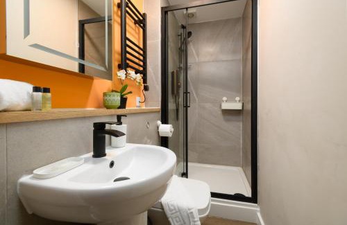 Plasnewydd House | Benjamin Suite by Koya Homes - 3 Double Bedroom Apartment, Cardiff City Centre, Free Parking