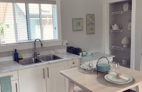 Regional District of Nanaimo Apartment | Benson View Carriage Suite with bright and beachy decor