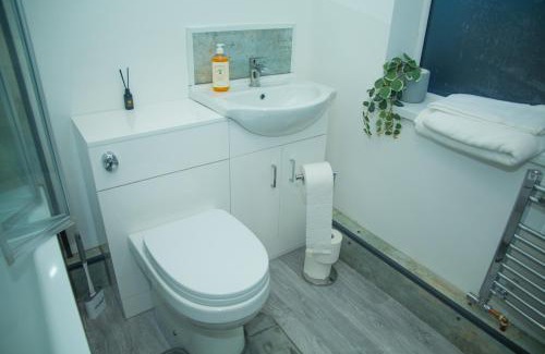 Wolverhampton House | Bentley Bridge Wolverhampton 3 Bedrooms Entire House - Perfect for short or Long stay