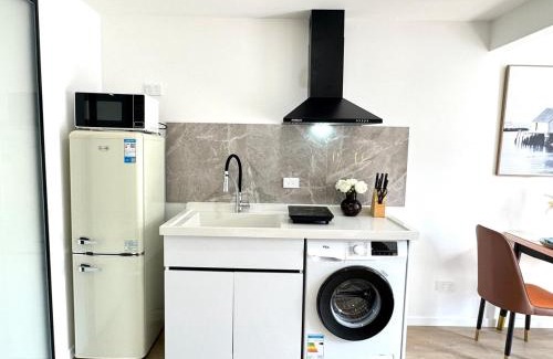 Daisy Hill House | Beryl 1bdr studio in Daisy Hill-minutes to M1 highway