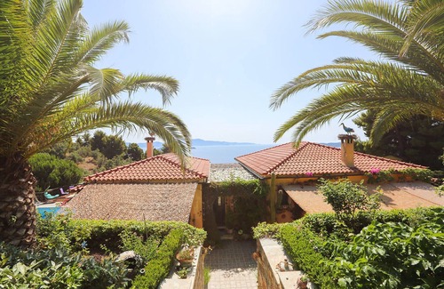 Achladies Apartment | Best location deluxe apartment "Fire" in Villa Stratos near the sea amazing view