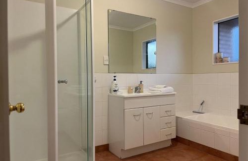 Flat Bush House | Best aboard on Chapel Road