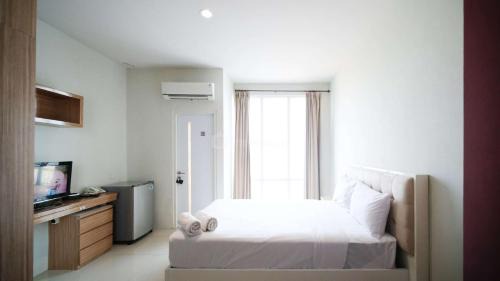 Siwalankerto Apartment | Best Choice and Homey Studio at The Square Surabaya Apartment By Travelio