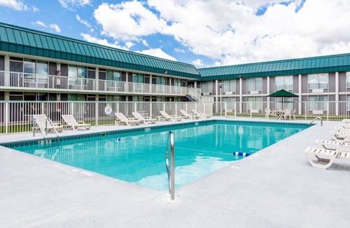 DeKalb House | Best Pick! Pet-friendly Unit, with Free Parking, Seasonal Outdoor Pool!