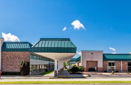 DeKalb House | Best Pick! Pet-friendly Unit, with Free Parking, Seasonal Outdoor Pool!