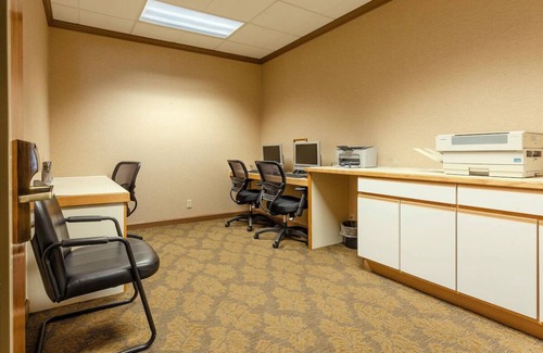 DeKalb House | Best Pick! Pet-friendly Unit, with Free Parking, Seasonal Outdoor Pool!