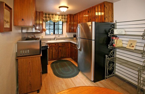 Sundance Cabin | BEST STREAM VIEWS, HOT TUB, PRIVATE SETTING, BIG PINE CANYON