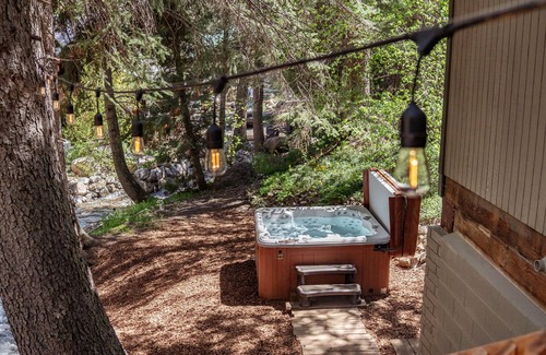 Sundance Cabin | BEST STREAM VIEWS, HOT TUB, PRIVATE SETTING, BIG PINE CANYON