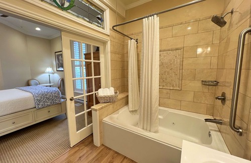 Mendenhall Valley Hotel | Best Western Grandma's Feather Bed