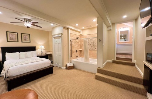 Mendenhall Valley Hotel | Best Western Grandma's Feather Bed