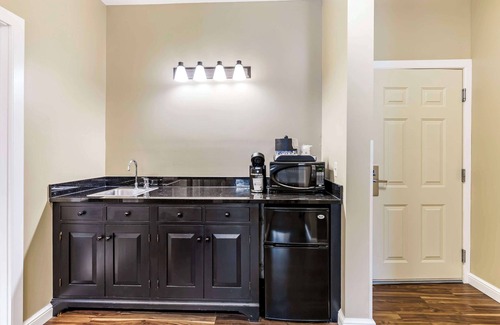 Columbiana Hotel | Best Western Plus Dutch Haus Inn and Suites