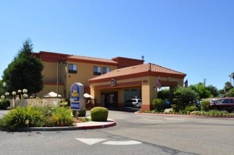 Raisin Hotel | Best Western PLUS Fresno Inn