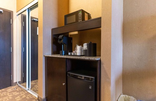 Southeast Edmonton Hotel | Best Western Plus South Edmonton Inn & Suites