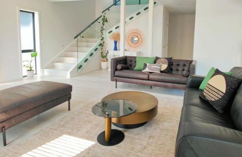 Wharewaka Villa | Better than Home - NEW Lake View