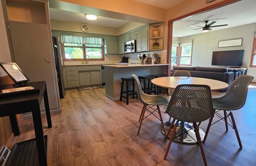 Rochester House | ☆Betty’s Bungalow: Retro Redesign on the bus line☆