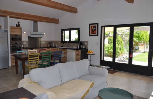 Rognonas House | Between Avignon and Les Alpilles, vacation home on the outskirts of the village of Rognonas, animals.