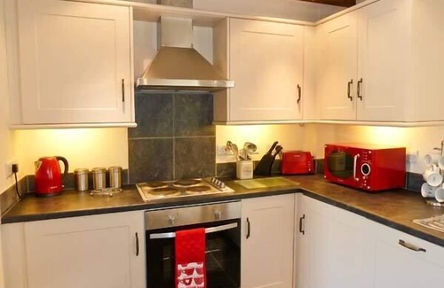 Rhyd-y-foel Cottage | BEUDY BACH, family friendly, with a garden in Abergele