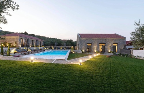 Sourpi House | BH1006 - C - Suite Magnisia