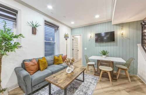 North Philadelphia West Apartment | Bi-Level 2BR w Rooftop - Sleeps 12 - 10 min to DT