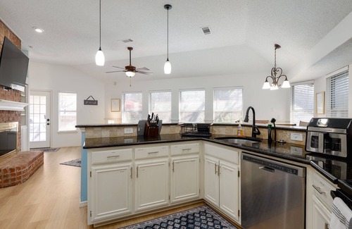 Southwest Arlington House | Big 4 Bdrm 2 Bath, Private 15' Swim Spa, Hot Tub, Fenced Private Yard, Big Trees