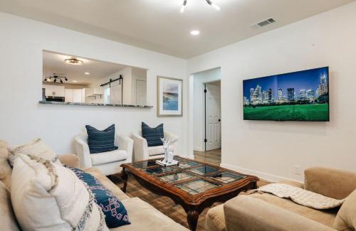 Sweetbriar House | Big Group, Affordable, Comfy, Big Beds, Rain Shower, SoCO Eateries