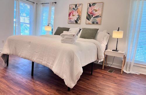 Farmington House | Big space inside and out, 15min to UofA w 1acre