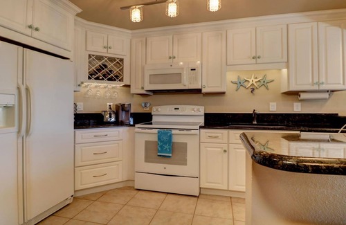 Tierra Verde Condo | BIG water view! UPDATED! Private pool, hot tub. gym, 3 min to Ft. DeSoto BEACH