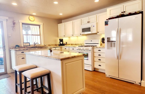 Bigfork Condo | Bigfork Bay View Condo @ Historic Grand View Hotel
