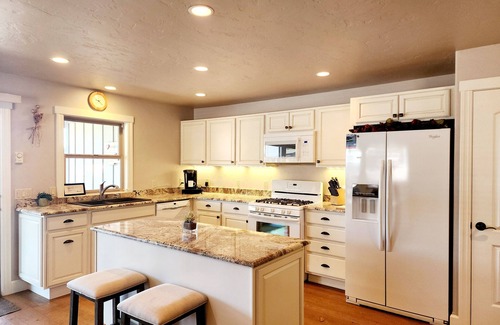 Bigfork Condo | Bigfork Bay View Condo @ Historic Grand View Hotel
