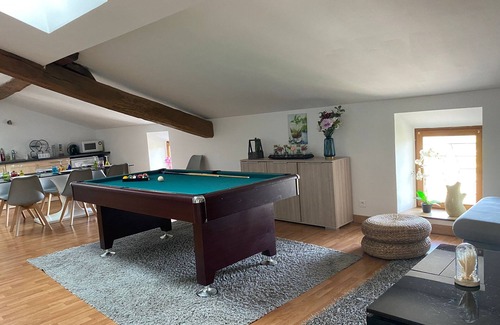 Socourt Condo | Billiards Lounge loft with Billiards & Netflix by BoookingFuté
