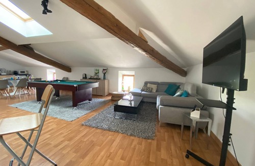 Socourt Condo | Billiards Lounge loft with Billiards & Netflix by BoookingFuté