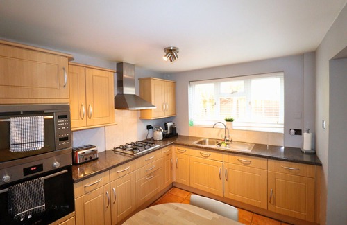 Binfield Ski Chalet | Binfield: Spacious Spectacular Four Bedroom House