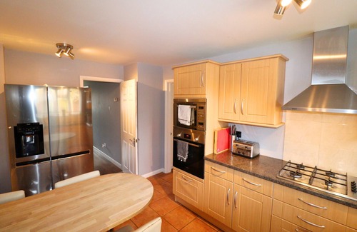 Binfield Ski Chalet | Binfield: Spacious Spectacular Four Bedroom House