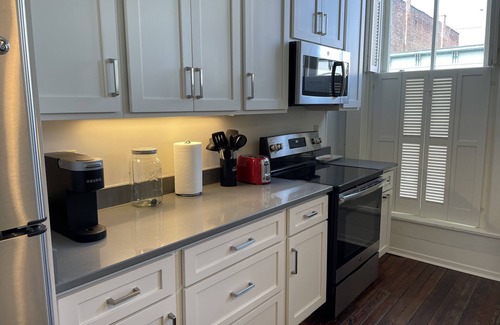 Frankfort Apartment | Bing’s Downtown Guest Suite on Main