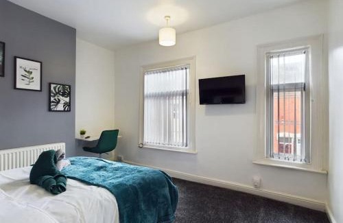 Stoke-on-Trent House | Birks House By RMR Accommodations - NEW - Sleeps 8 - Modern - Parking