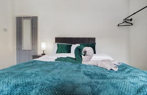 Stoke-on-Trent House | Birks House By RMR Accommodations - NEW - Sleeps 8 - Modern - Parking