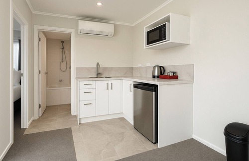 Mangere Hotel | BK's Pioneer Motel