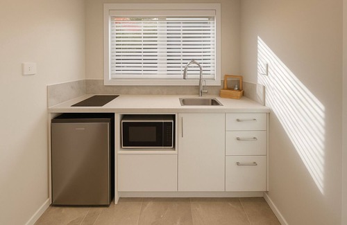 Mangere Hotel | BK's Pioneer Motel