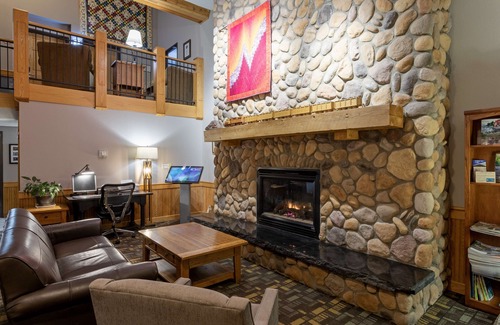 Silver Bay Hotel | Black Beach Inn by GrandStay