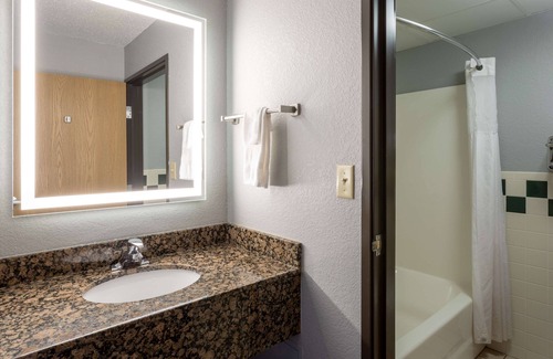 Silver Bay Hotel | Black Beach Inn by GrandStay