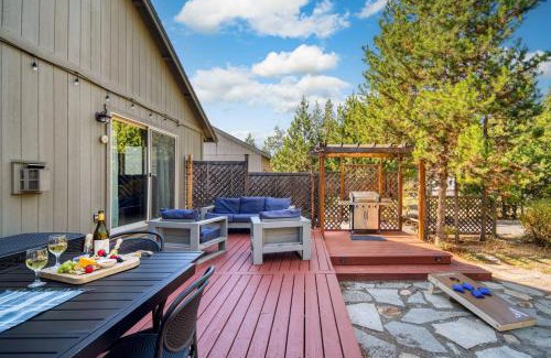 Oregon Water Wonderland House | Black Bear Cabin by AvantStay Modern Bend Escape Mt. Bachelor Ski Cabin
