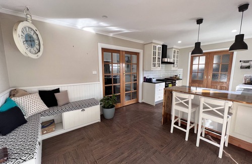 Traralgon House | BLACKSMITHS LANE 2 BEDROOMnGorgeous ultra clean 2 Bedroom/2 Bathroom cottage.
