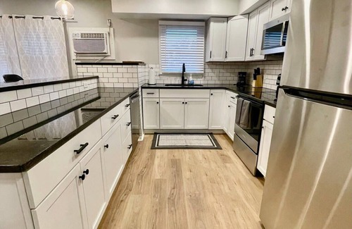 Joslyn Castle Apartment | Blackstone & UNMC, Midtowm Charm