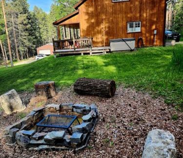 Lakeside House | Blacktail Cabin Hideaway with hot tub