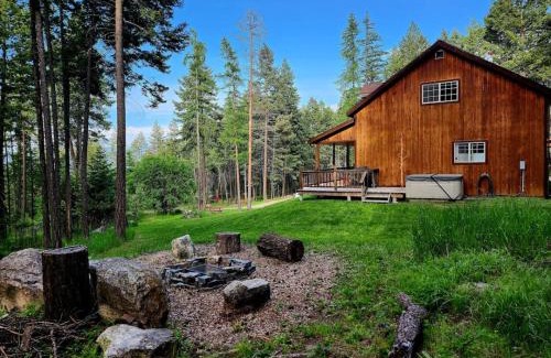 Lakeside House | Blacktail Cabin Hideaway with hot tub