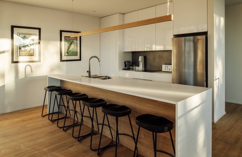 South Arm House | Blessington Beachside Retreat Sleeps 6 Water Views.