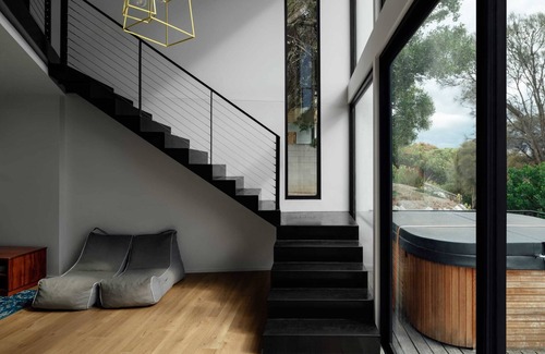 South Arm House | Blessington Beachside Retreat Sleeps 6 Water Views.