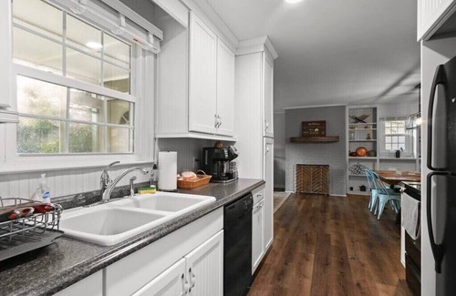 Blowing Rock House | Blowing Rock Retreat: Steps into town & Sleeps 10