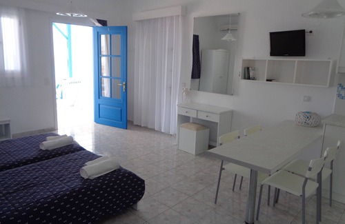 Lefkos House | Blue and White Studios & Apartments