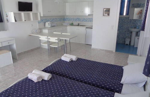 Lefkos House | Blue and White Studios & Apartments